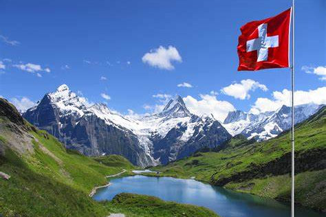 Schweizer Berge mit See und einer Schweizer Flagge